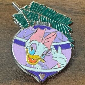 5/$25 Disney Daisy Duck Christmas Ornament Pin‎